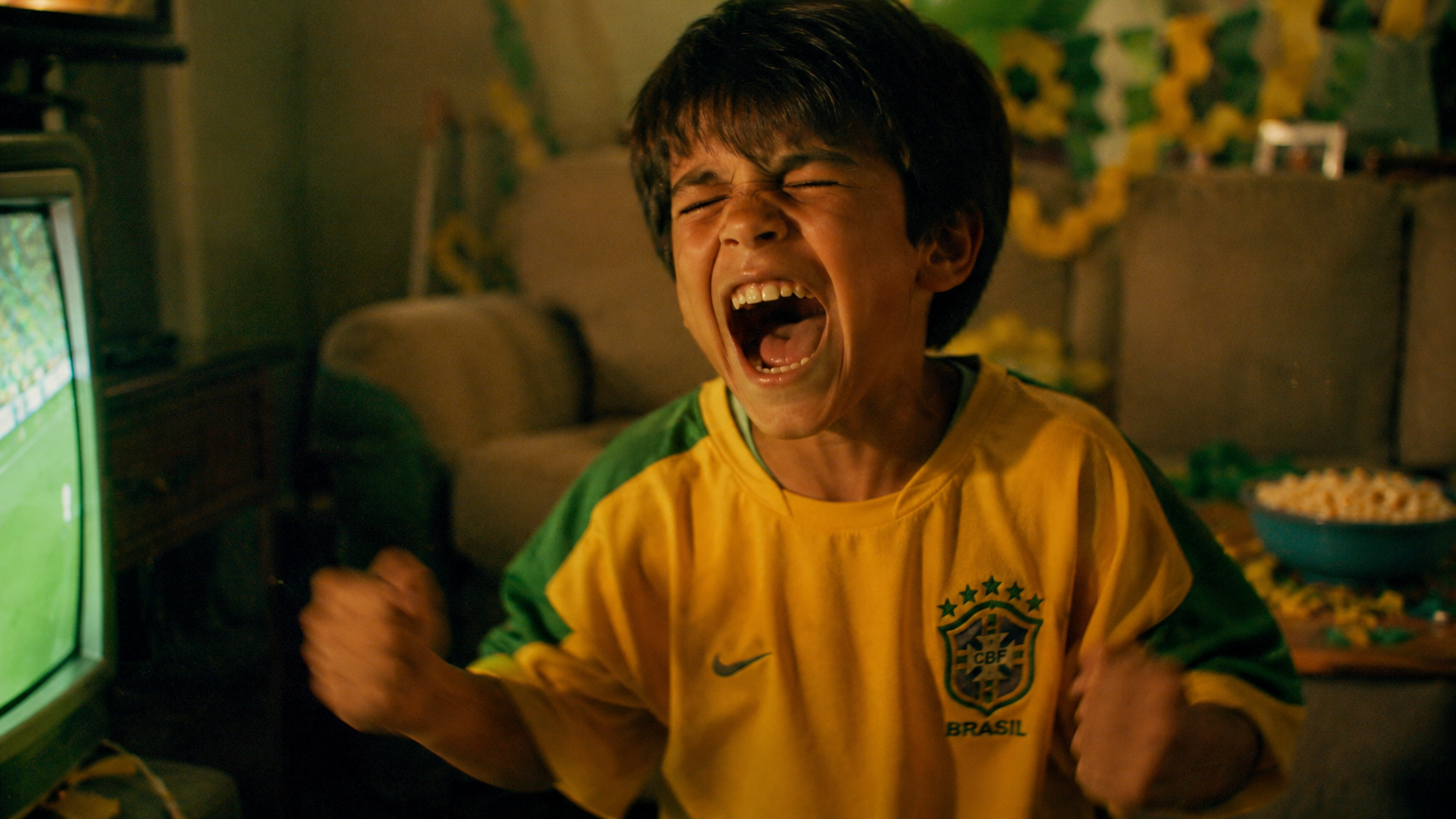 Menino brasileiro gritando gol em 2002